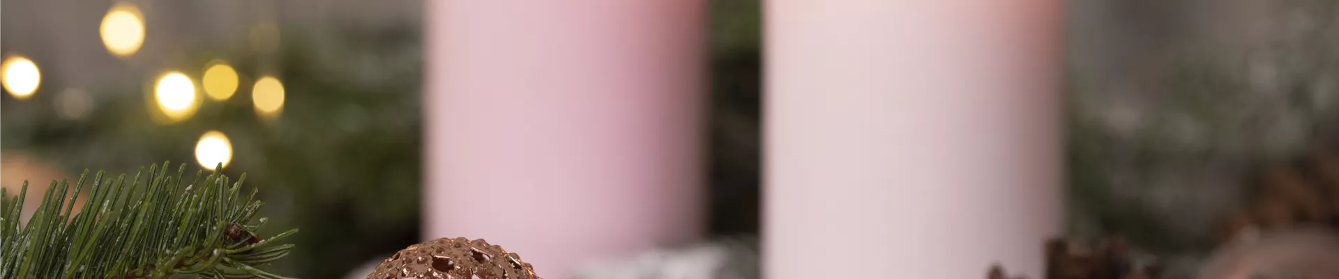 Kerzen mit Weihnachtsgedeck